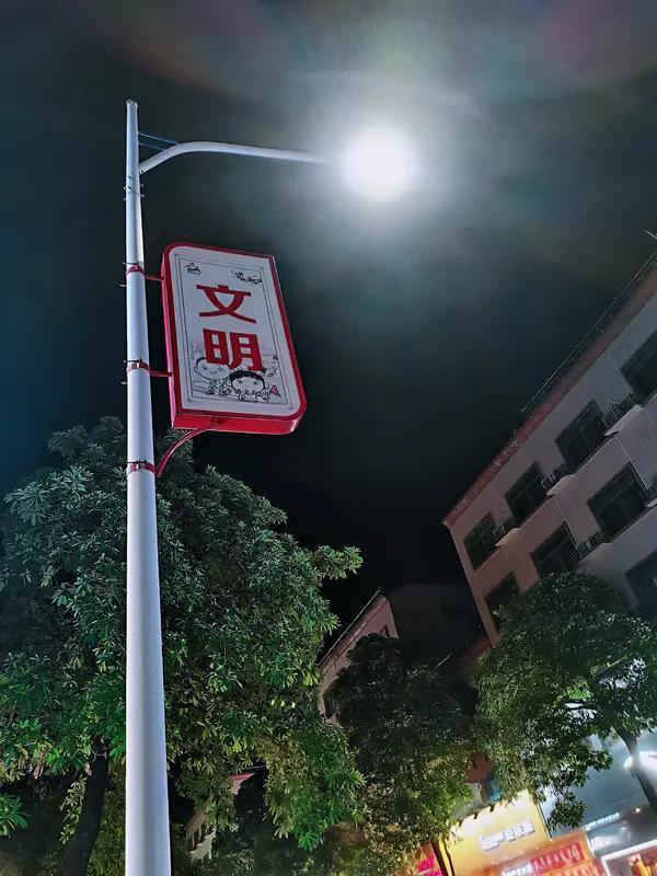 中国用筷子吃饭体现中国的文明
      中国人用筷子吃饭，确实是一种文明方式。