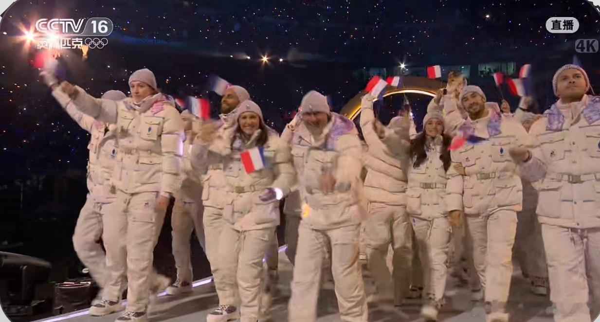 法国办完夏季奥运会办冬季奥运会但是冬天不能再给运动员睡纸板床了吧冬奥会开幕式全民