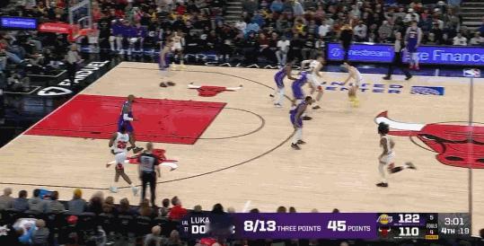 伴随海斯胯下暴扣，胜利手到擒来  公牛主场致敬科比Gigi湖人战胜公牛