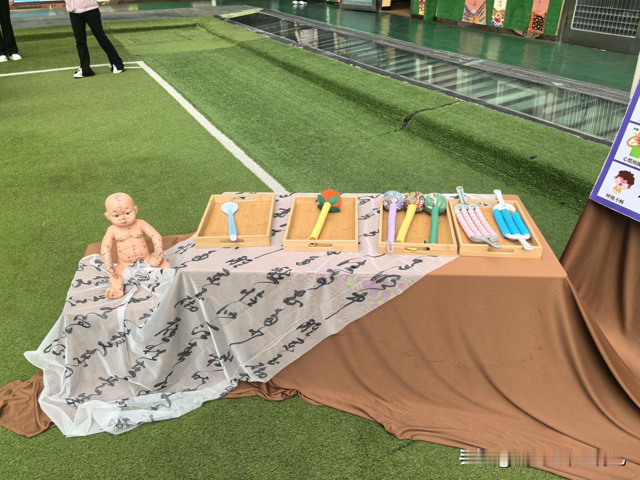 今天下午参观幼儿园，中医药入校园，从小就培养孩子的中医认知和兴趣，这样的幼儿课堂