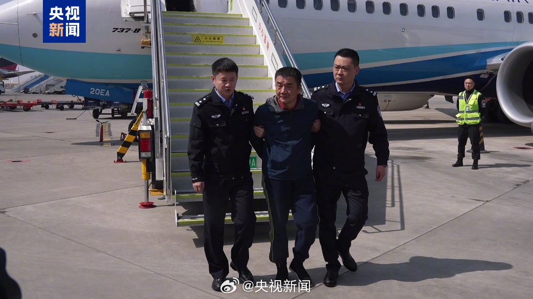 【#男子骗贷6.6亿外逃被押解回国#】#骗贷6.6亿元嫌犯被抓# 昨天，一名涉嫌