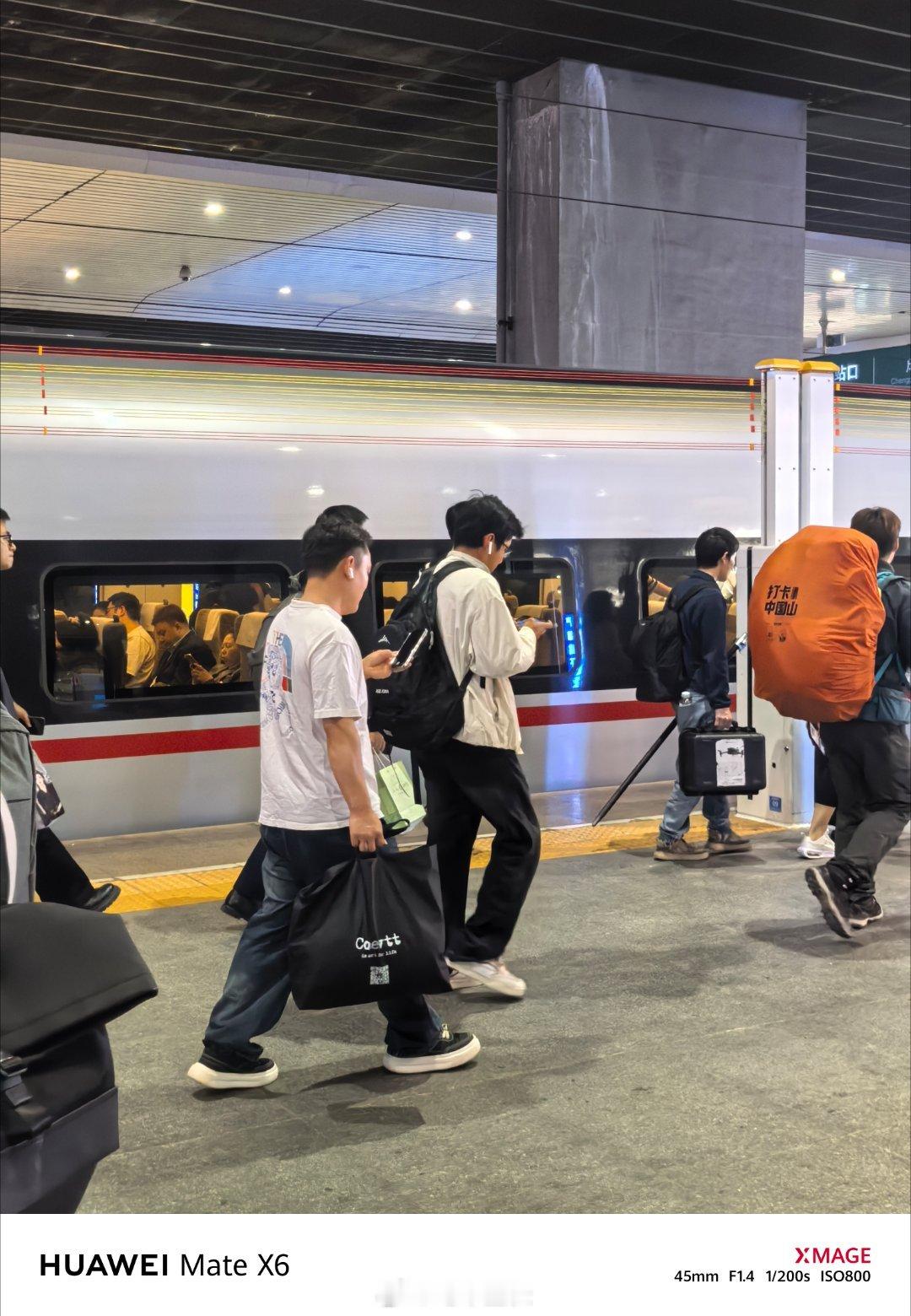 今天从成都坐动车去重庆参加阿维塔的发布会，成都动车站台这种防护网的设计值得全国推