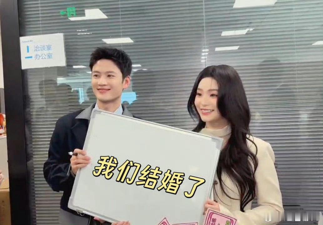 秦天宇胡亦瑶这幕和结婚有什么区别 瞧这秦天宇胡亦瑶，同框作画甜度超标，温柔氛围和