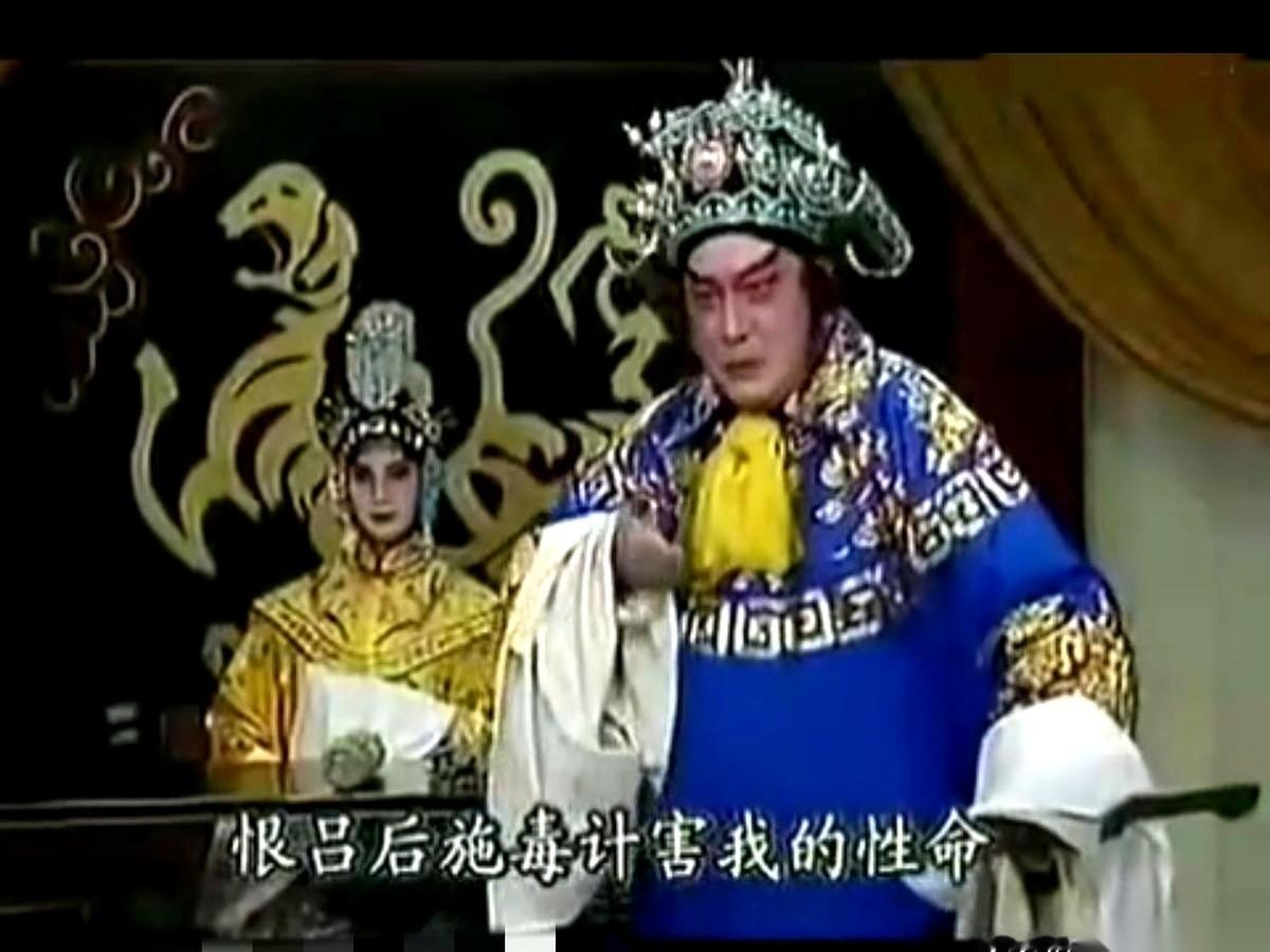 师父大寿，你带着新交的女朋友兴冲冲地去了，结果发现主桌没你的座儿。
就这一件事，