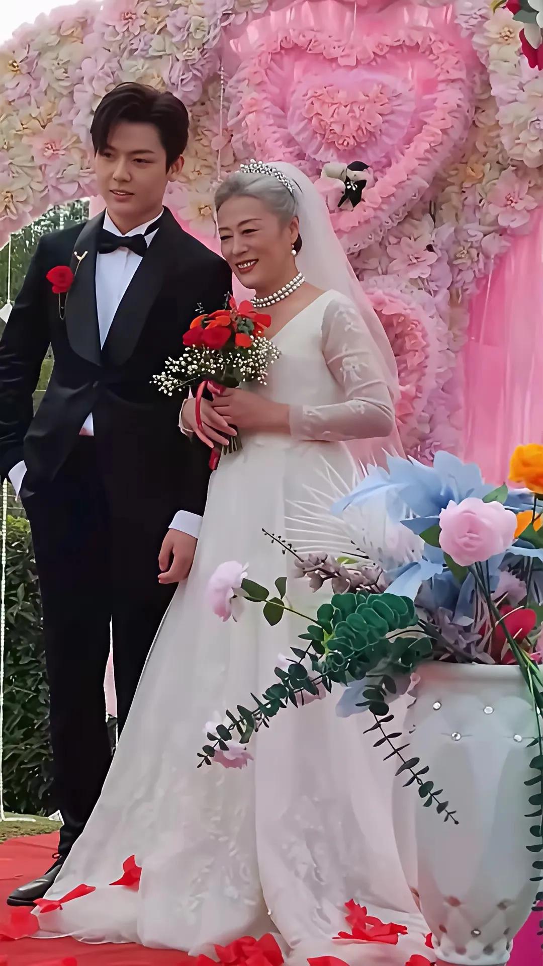 真爱和年龄无关
可是如果但是
中国人还是很讲究门当户对和年龄相仿的
你们说是吧[
