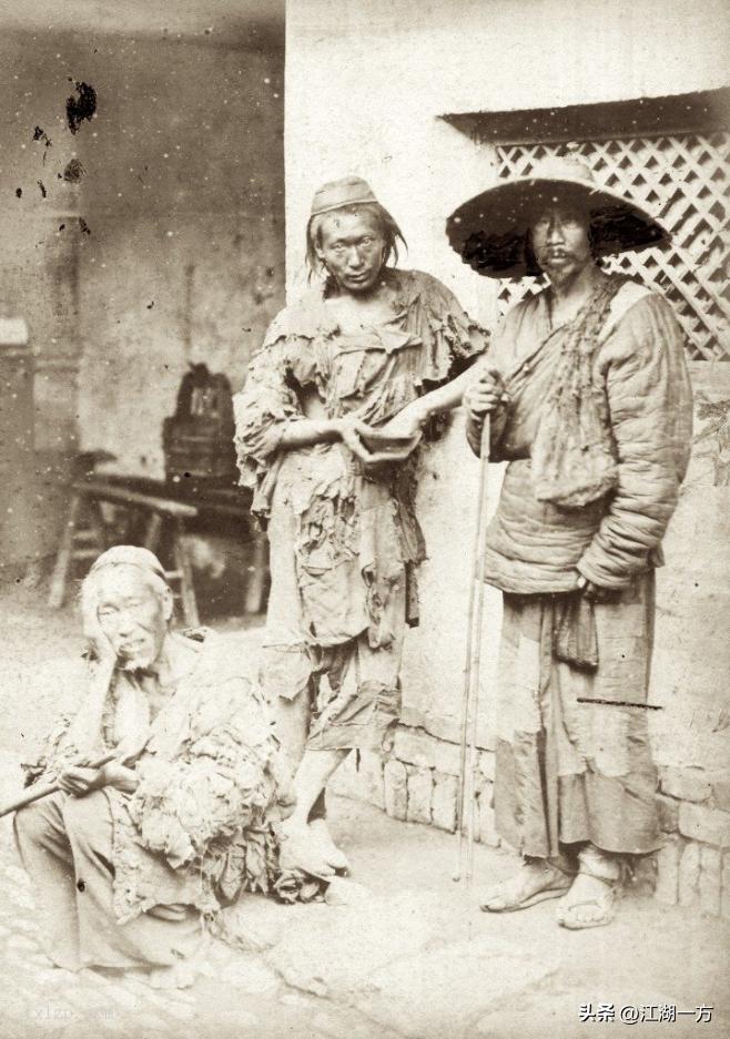 旧照里的晚清乞丐：时代尘埃下的底层苍生
 
一张斑驳泛黄的百年老照片，将晚清底层