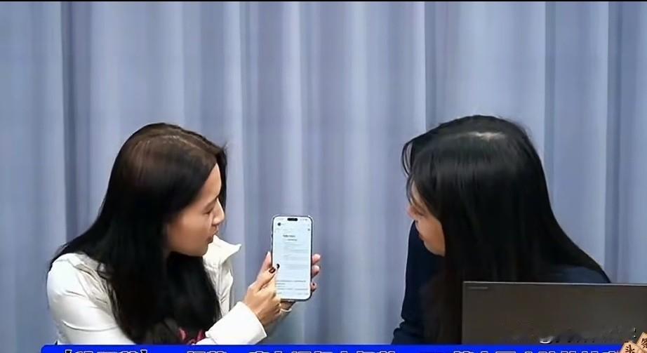 徐巧芯称抖音跟小红书在台湾打败“防卫小橘书”，并通过媒体镜头现场教台湾民众如何在