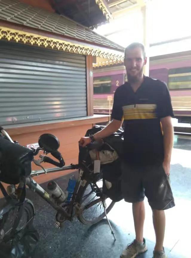 在清迈火车站遇见一个德国小伙子，骑着一辆越野山地自行车，从德国一路骑到泰国，历经
