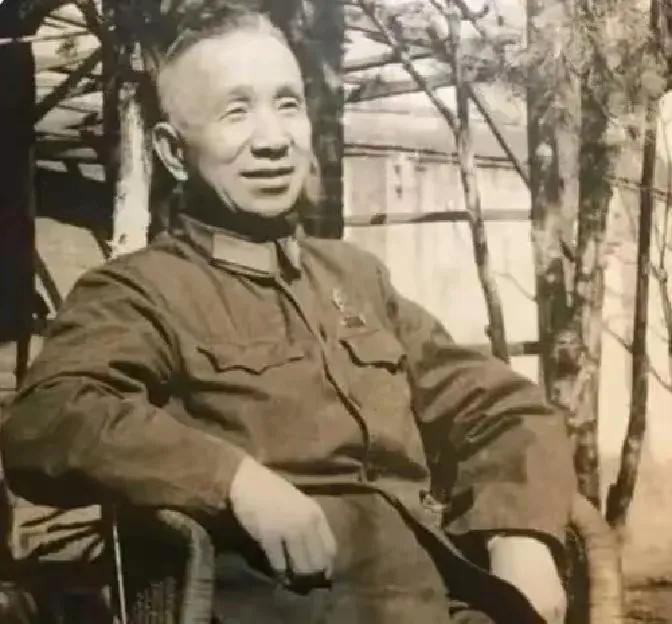 结合国共内战史实与蒋介石对粟裕的真实评价，我将通过蒋介石身边侍卫的回忆视角，还原