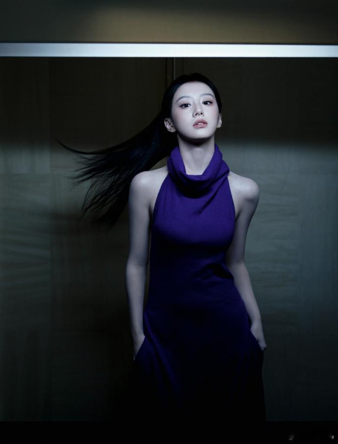 包上恩这背不拔罐可惜了 刷到瞬间眼前一亮！包上恩大露背状态封神，好看线条藏不住亮