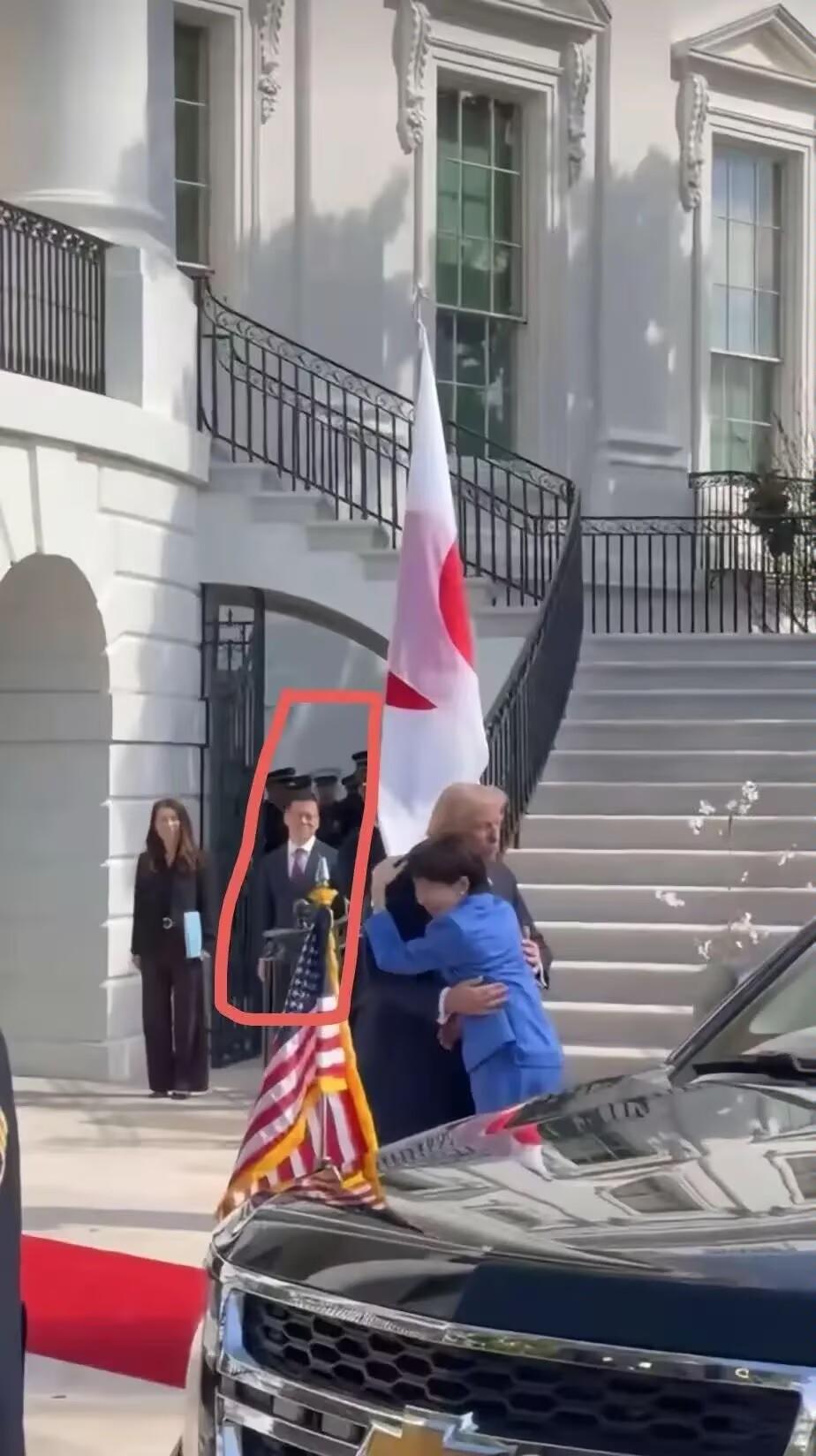 大家有没发现一个细节，高市和特朗普在前面激情拥抱，后面的日本翻译那是一脸的无奈和