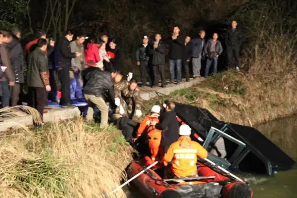 【揪心！四川一车辆坠河，6人失联，亟待救援】

近日，四川省某地区发生了一起令人