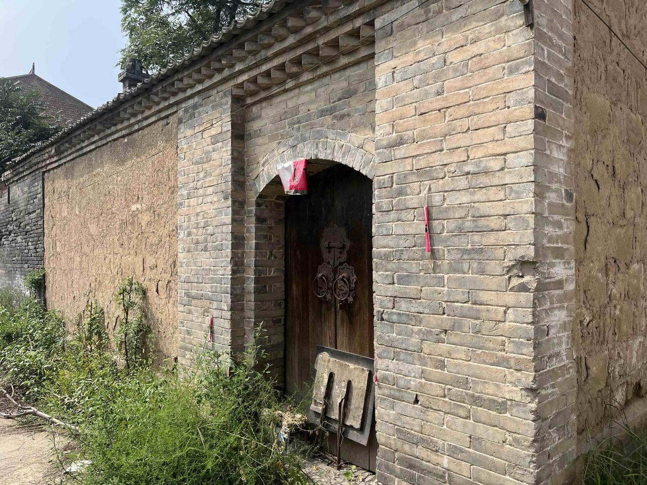 荒废的农村小院，标准的古代地主院，看得出来建国以后应该居住了很长一段时间，所以小