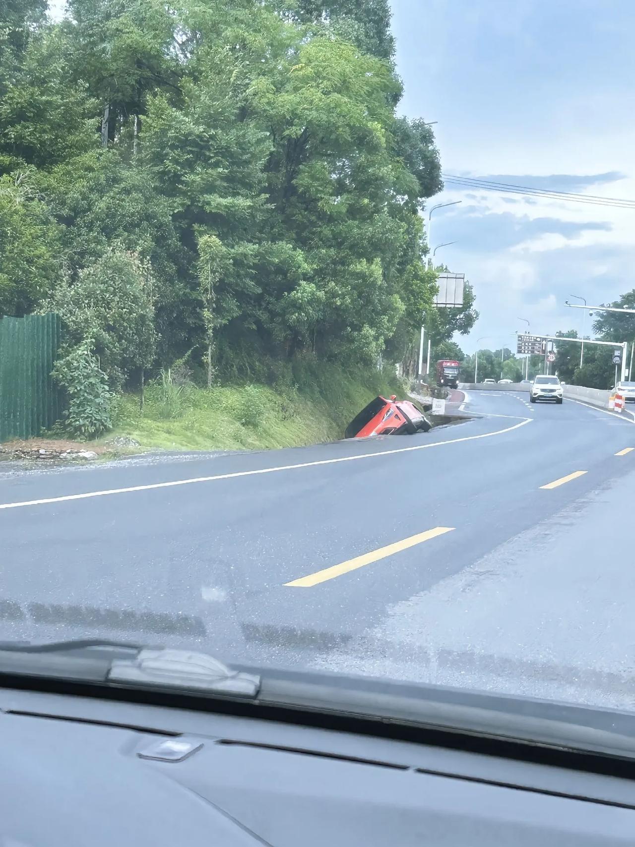 路面上有水，又是弯道，切记巨滑…… ​​​