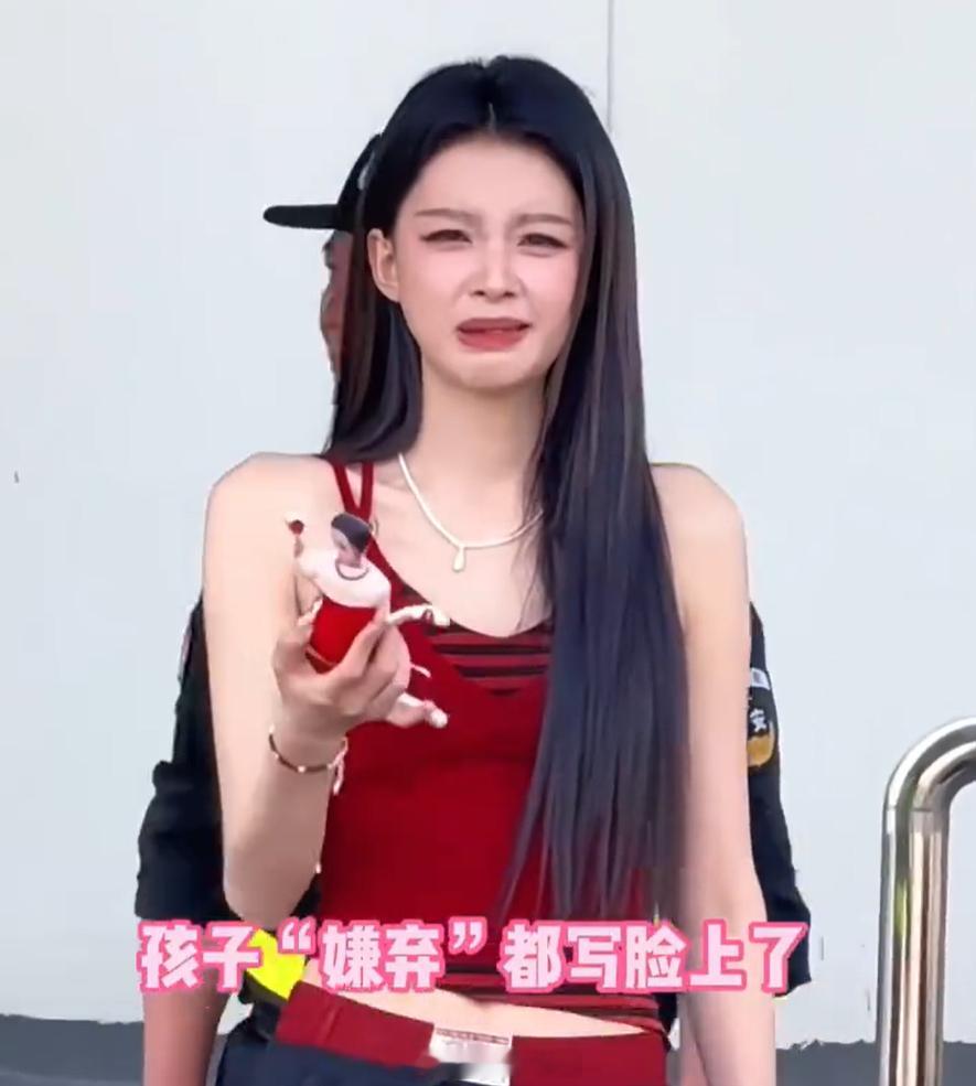 孙怡这嫌弃的表情太真实了 这么丑的玩偶，谁不嫌弃呢？ 