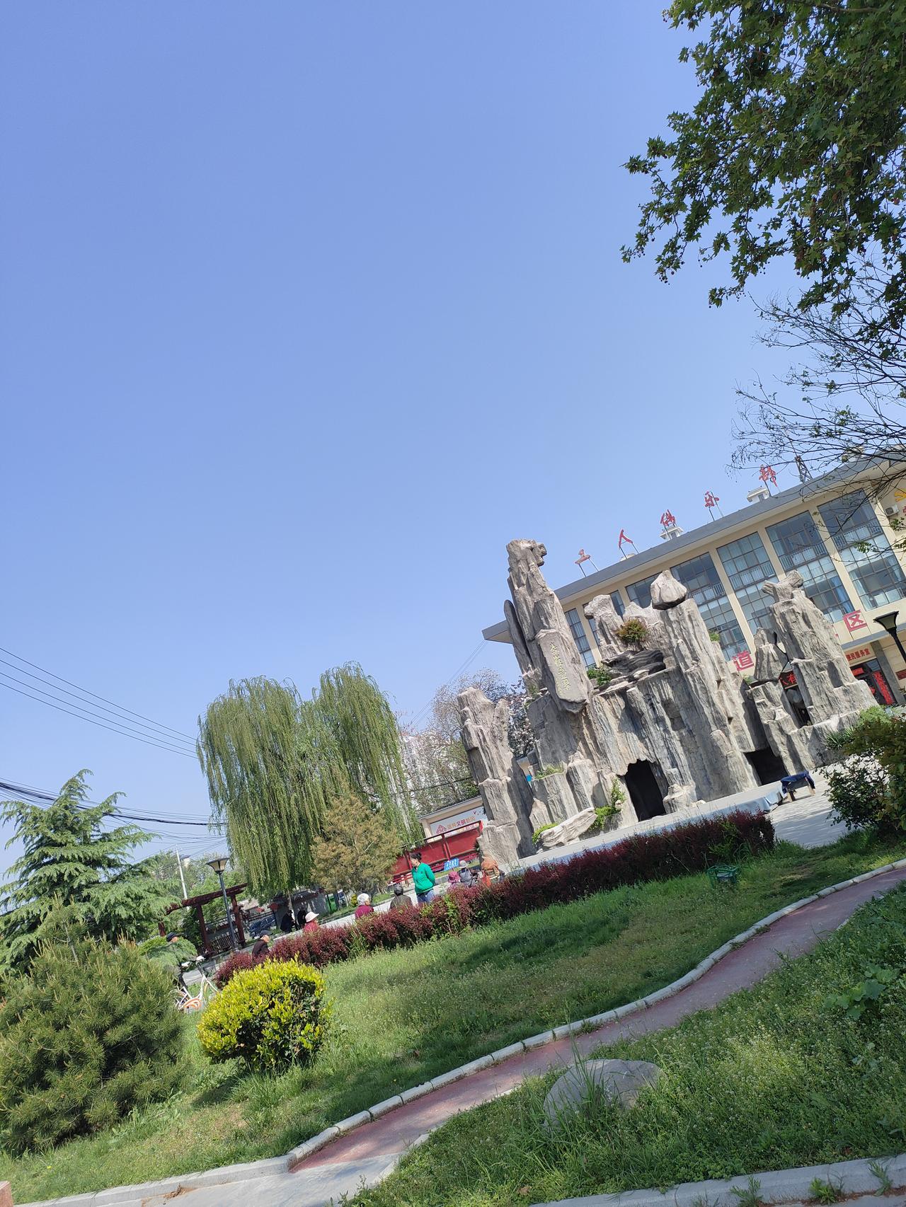 草木青青，绿意盎然
漫步街边小景，享受温柔春日
日子平淡舒心，万事皆是美好✨