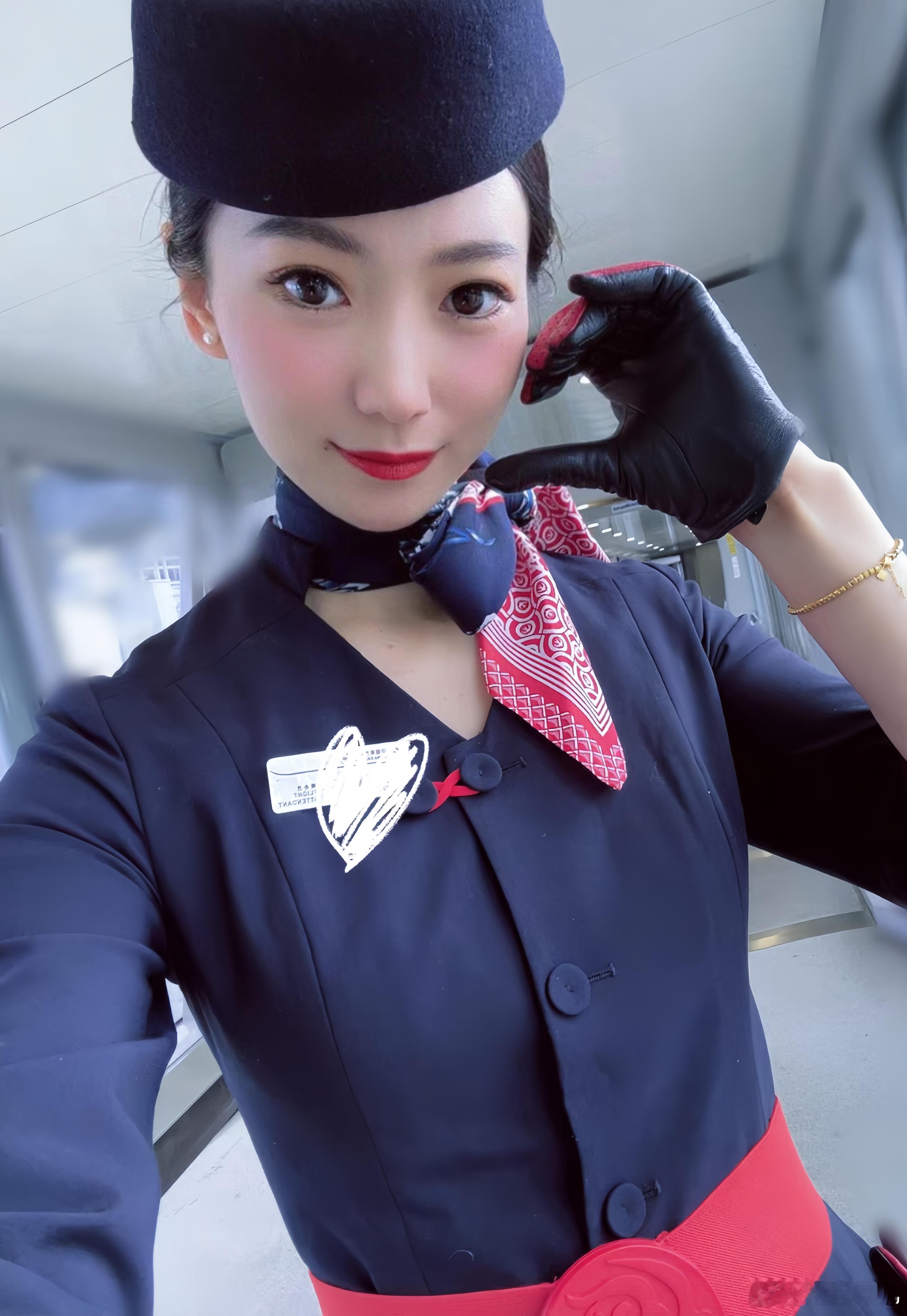 东航空姐的制服照，又美又飒。 ​​​