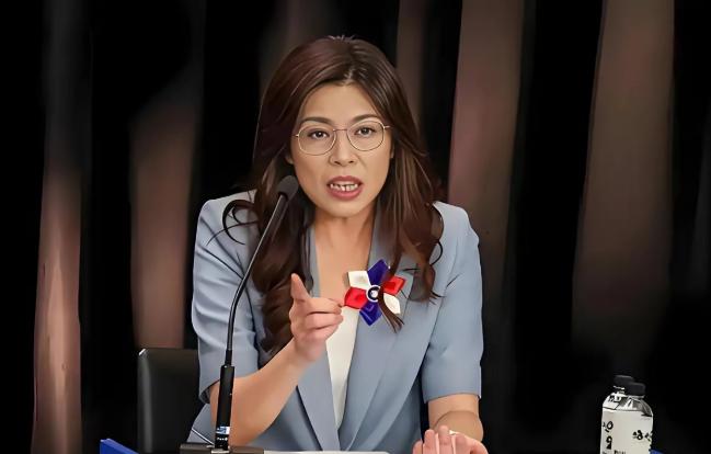 堂堂国民党主席郑丽文站在千百人聚集的宴席聚光灯下，突然指着自己大声宣告：“我父亲