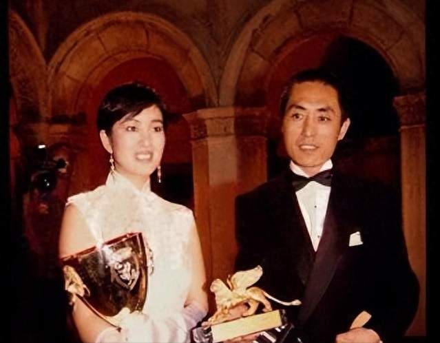 想不到！定居法国无儿无女的巩俐，竟给76岁的张艺谋留下一手好牌
