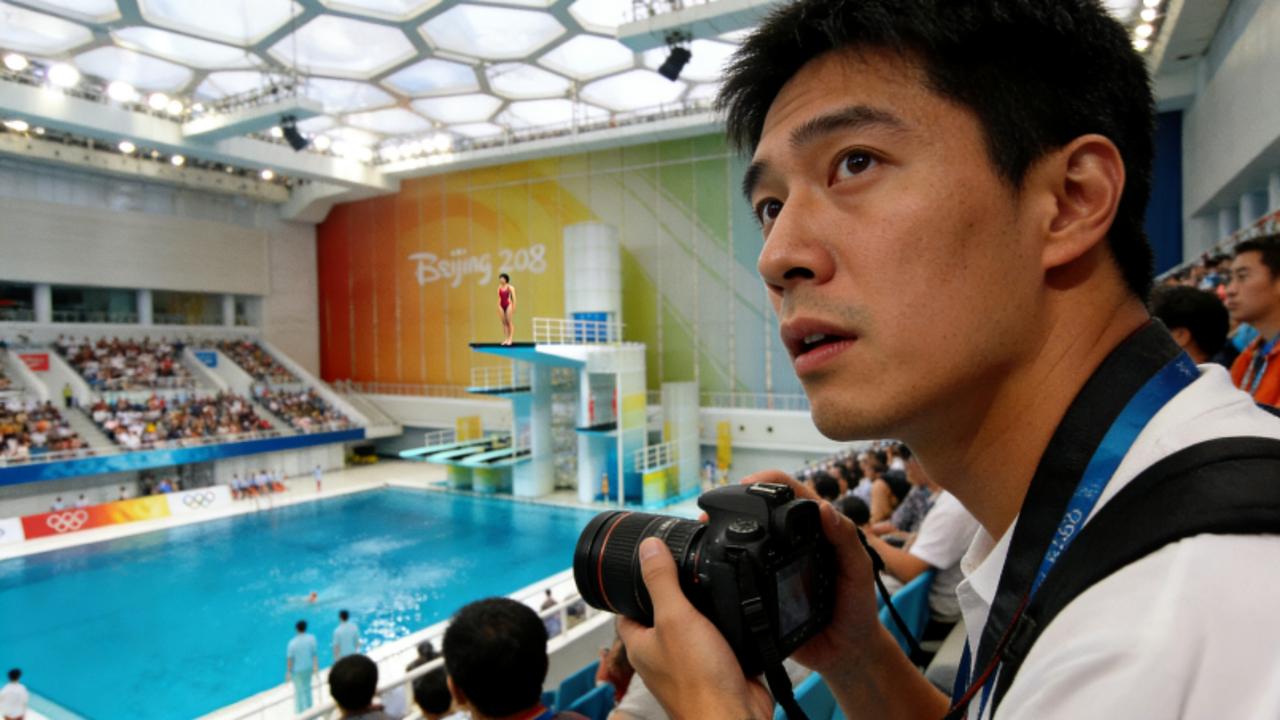 霍启刚晒15年奥运门票！回忆郭晶晶夺金：她的压力比我还大
 
近日，霍启刚在“中