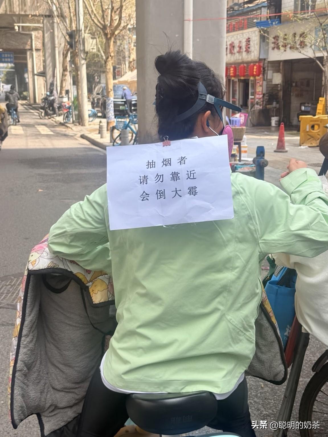 武汉某街道拍到的！不是，我就想问问抽烟的人就这么惹人厌吗？