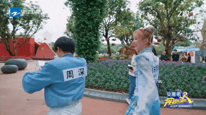 #粉丝和周深自拍误开后置摄像头# 周深和宋雨琦找到一位阿姨接唱歌完成，阿姨想和深