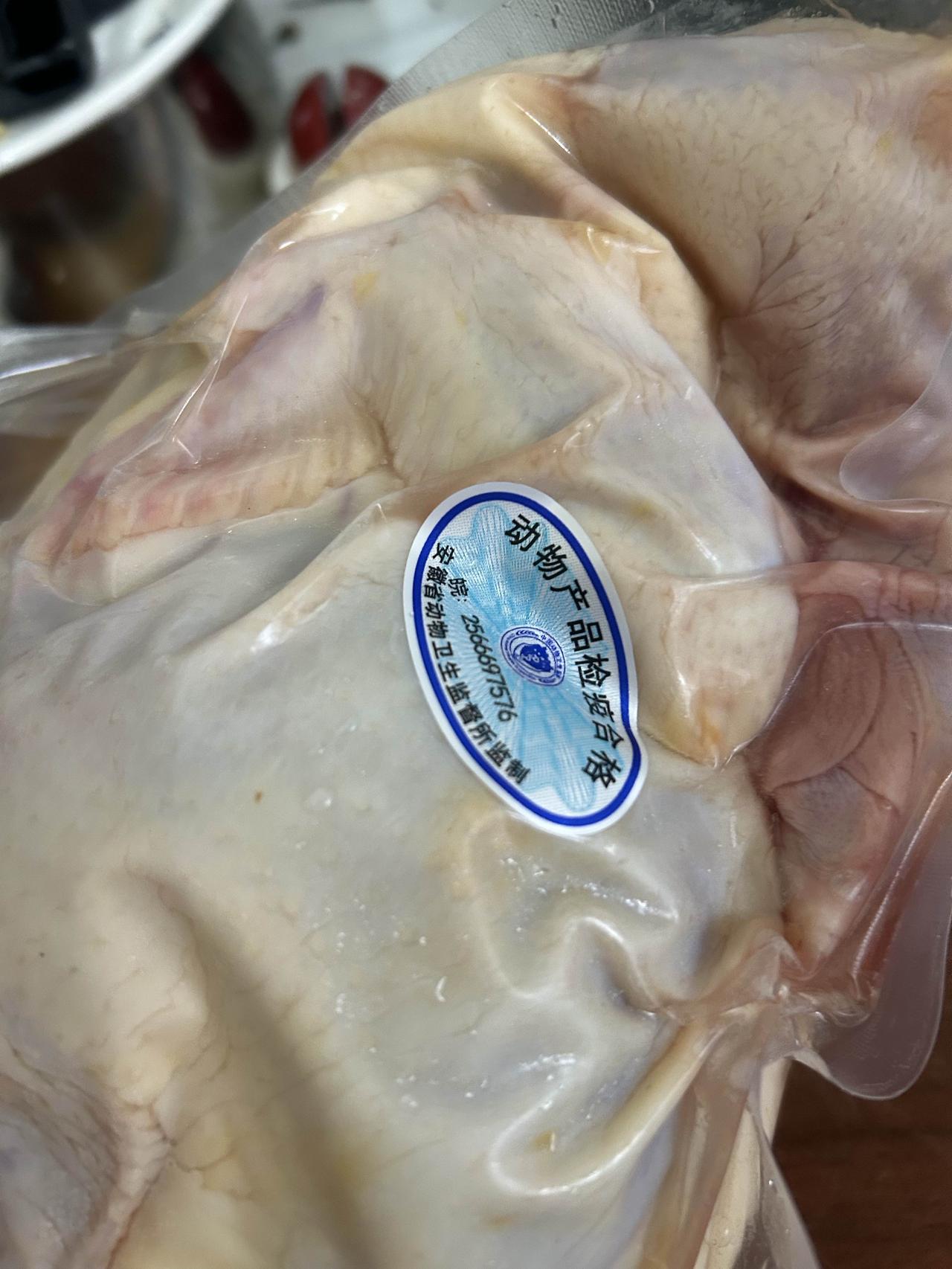 一大早四点钟起来炖鸡汤，
这还是安徽外场买的黄油老母鸡，
最后一只，
今天炖了。