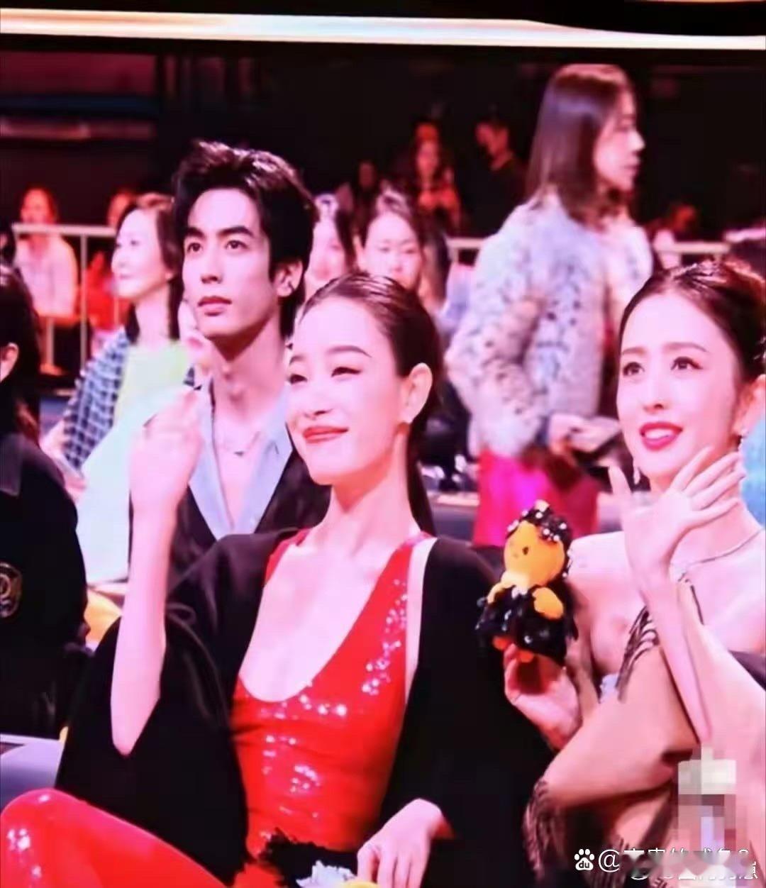 42岁佟丽娅与37岁倪妮在微博之夜内场甜蜜比心同框，两位姐姐状态在线、颜值能打，