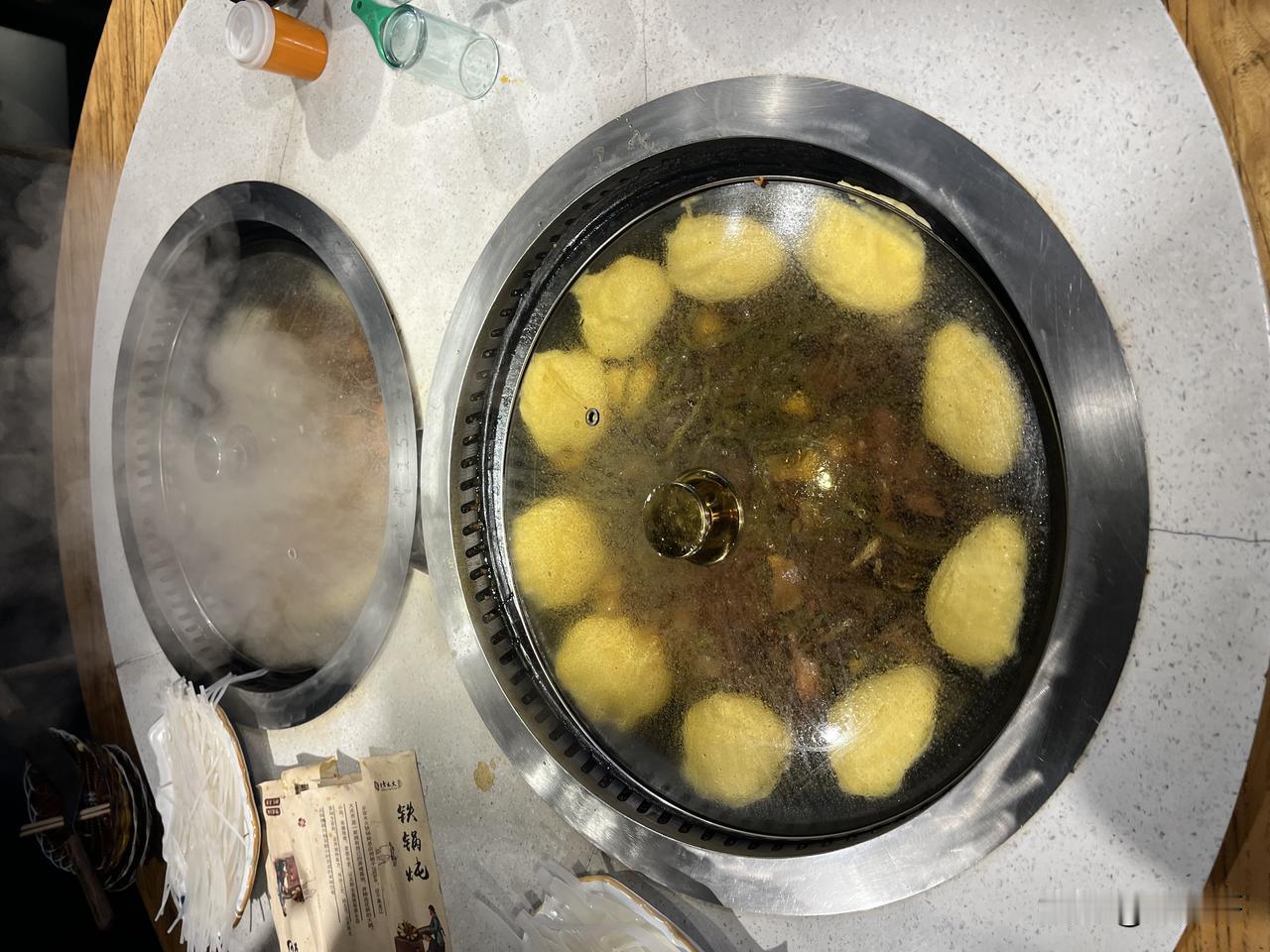 南方的朋友们，来东北一定要尝尝东北的铁锅炖，很有东北特色，大锅，顿，入味。东北对