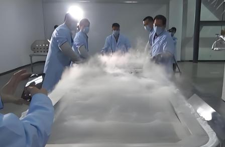全球首例被冻了几十年的人解冻时，打开液氮罐的瞬间，在场的人都吓了一跳——那场面实