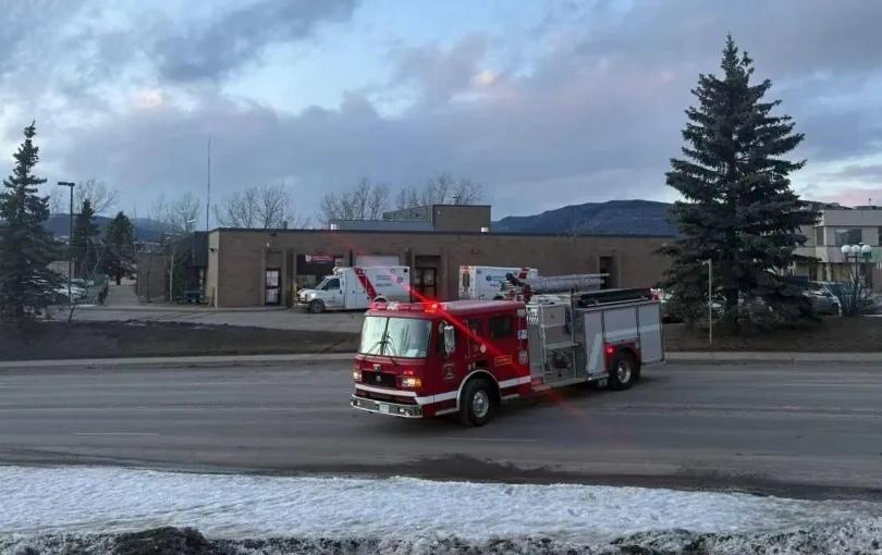 加拿大国旗降了，总理行程停了，整个国家都安静了。这背后，是一场让160个孩子陷入