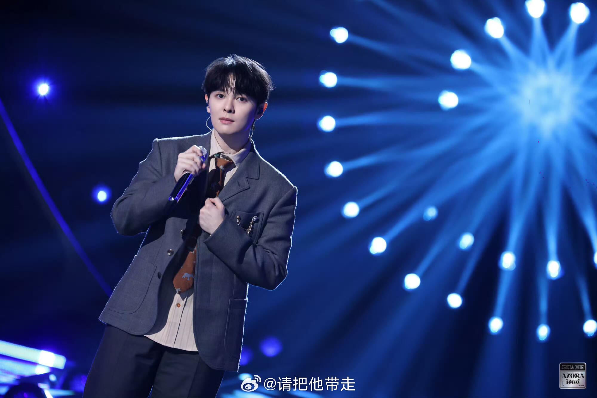 锤娜丽莎看到尤长靖上歌手哭了尤长靖和锤娜丽莎十一年前就认识了 别人上热搜是炒作，
