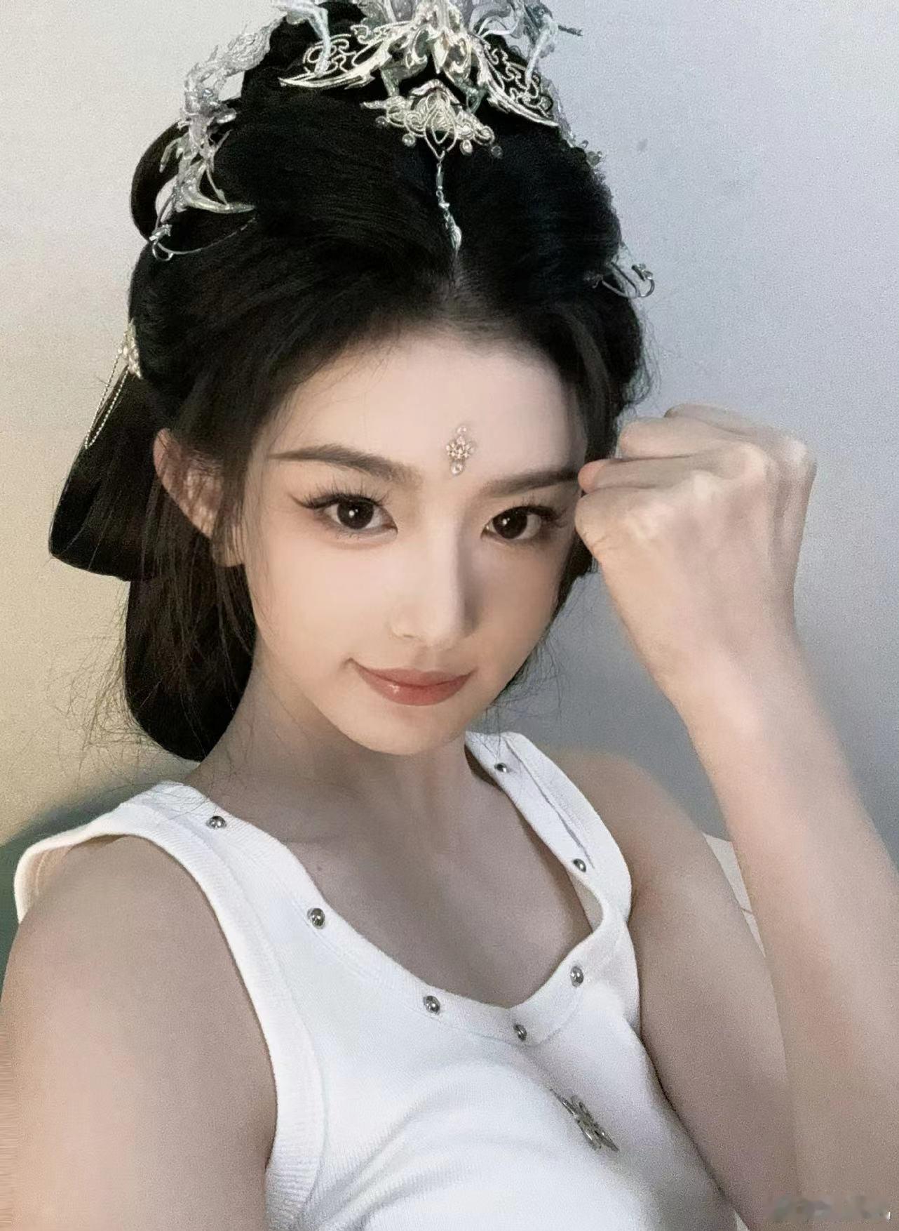 #孔雪儿白色背心# 好漂亮的雪儿❄️脸真的只有巴掌大……🥹可爱小猫……🥹 ​