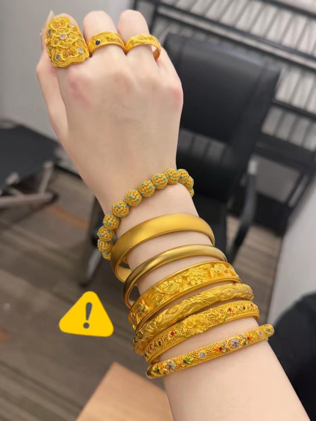 一觉醒来，
手里有黄金的天塌了，
不是金价爆跌，而是今天
黄金爆涨到960，但是