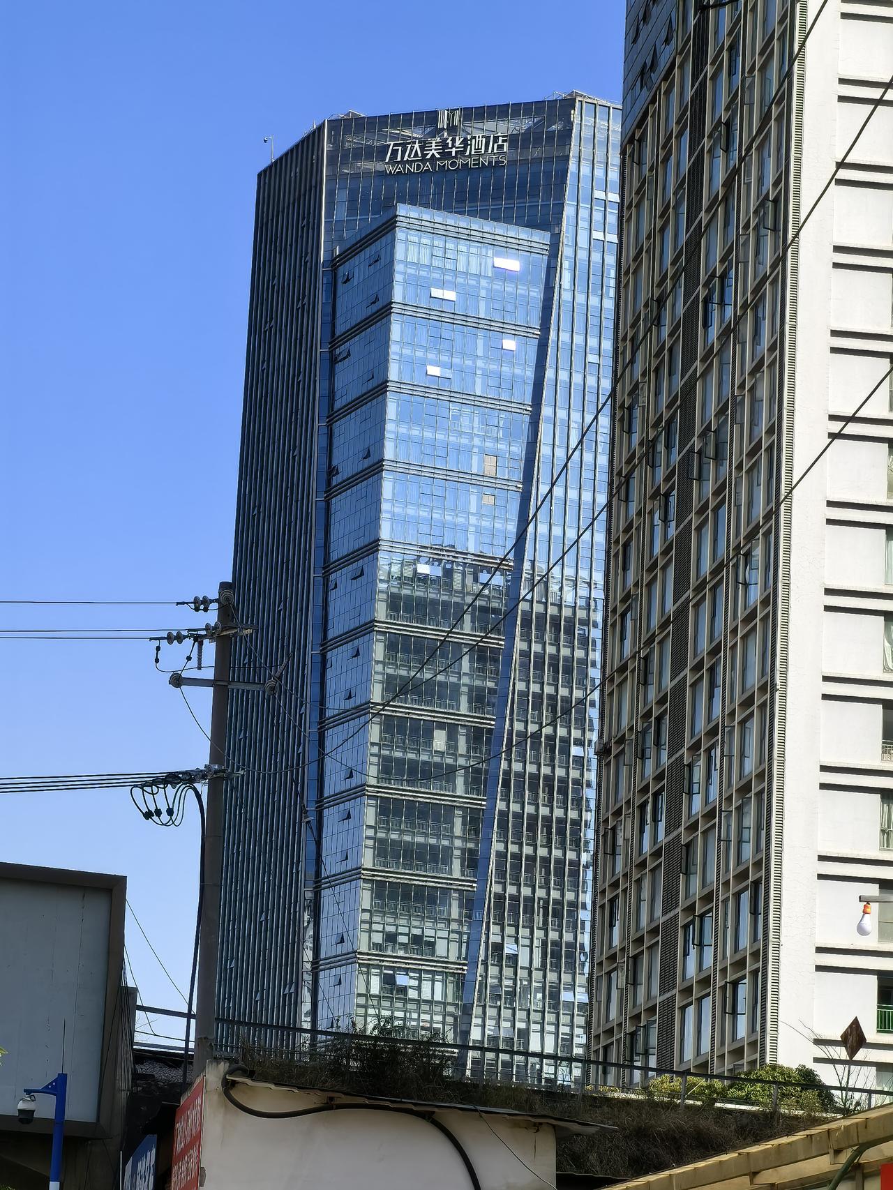 这个酒店也是万达文旅酒店集团的吗？
叫万达美华酒店，经开区玉缘路地铁站囗旁边这一