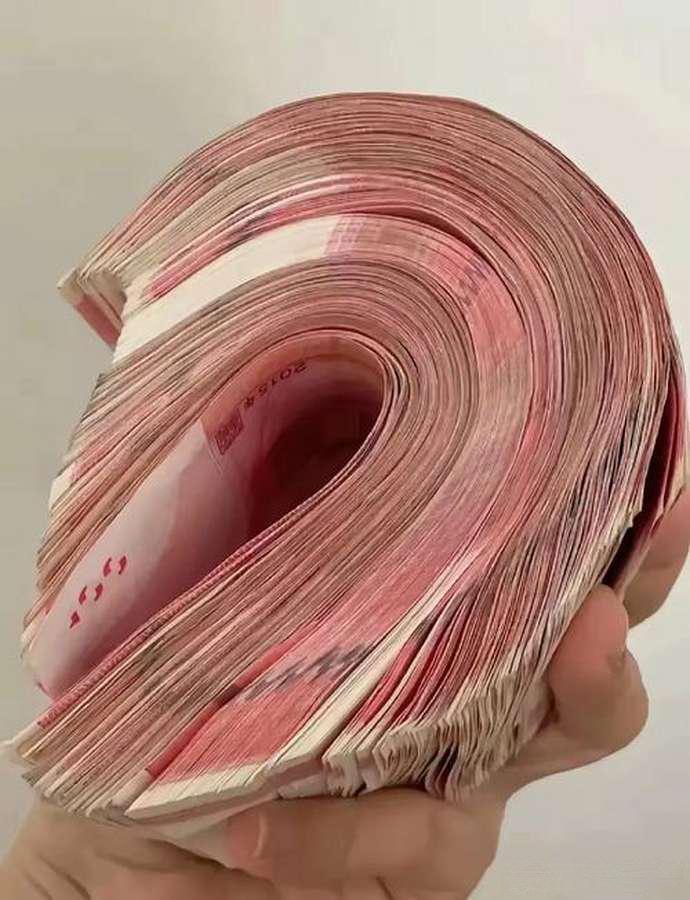 以前收包收转账的表妹，现在去超市当收银员了
前阵子我一个朋友过来喝茶。
他在我们