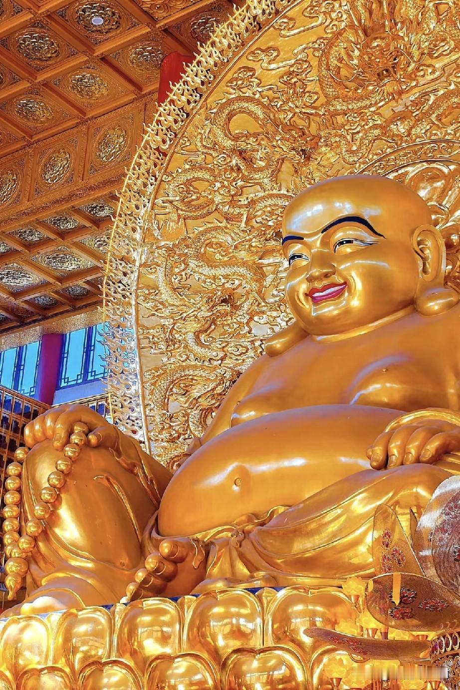 一眼见弥勒，万事皆欢喜
 
推开殿门的瞬间，被满殿金辉狠狠震撼到了！
 
这尊鎏