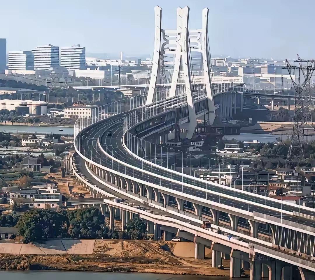 南昌2028年冲刺万亿GDP研判
 
2025年，南昌市GDP达8141.69亿