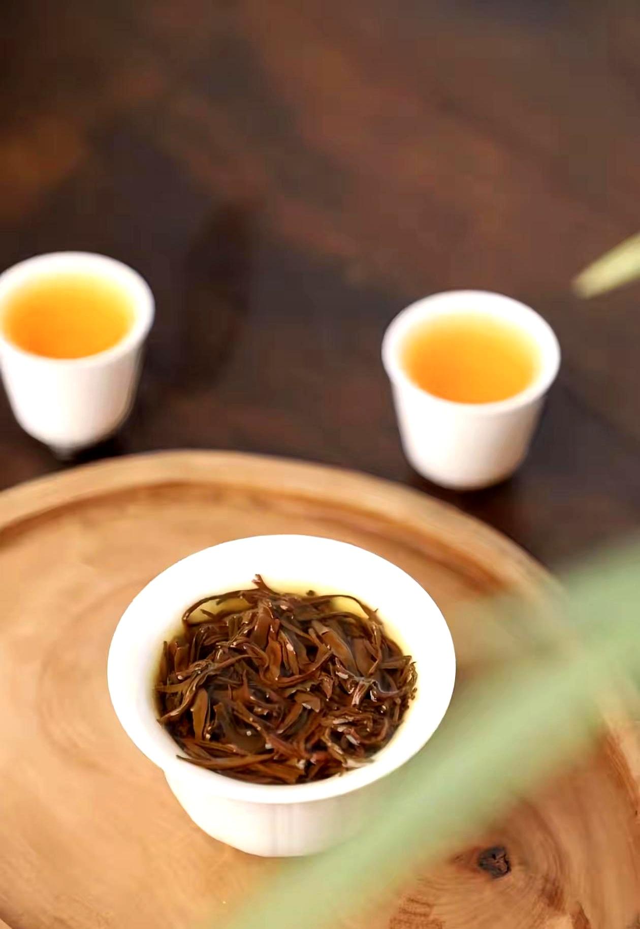 越是熟的人，越需要界限。
刷到一条“人性十大铁律”，眼前一震：夫妻，葬礼别硬绑；