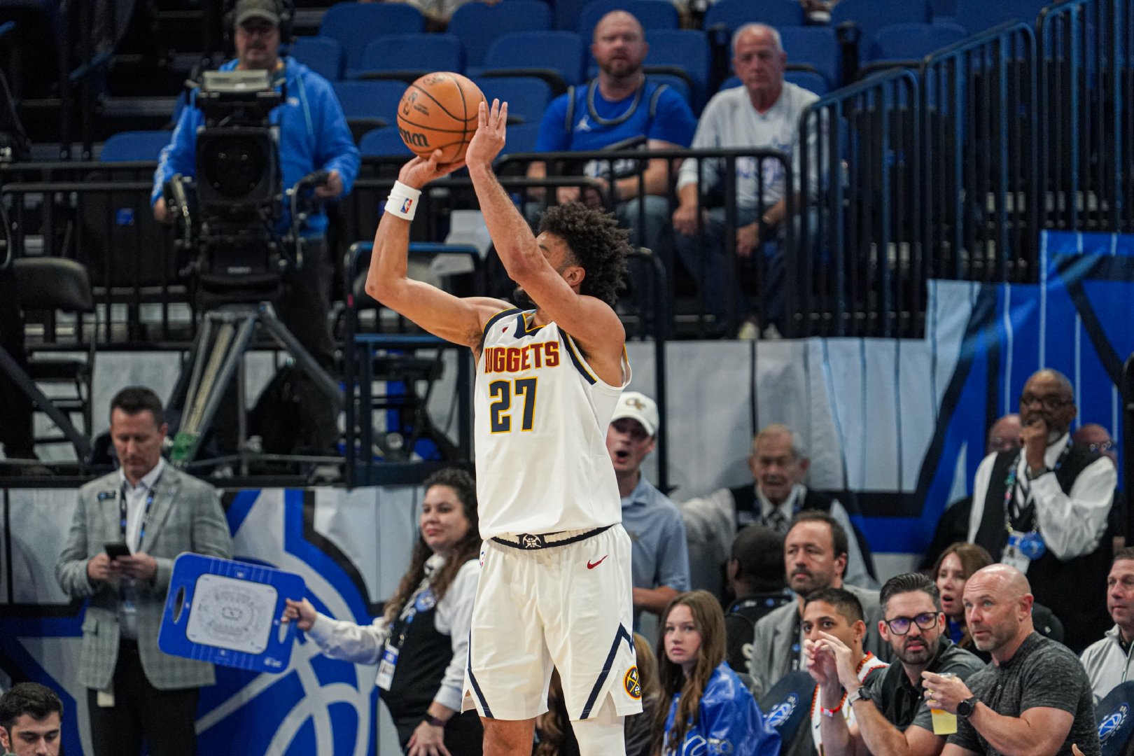 #穆雷成为队史单赛季三分王# 今天掘金135-129战胜爵士。穆雷出战39分钟，