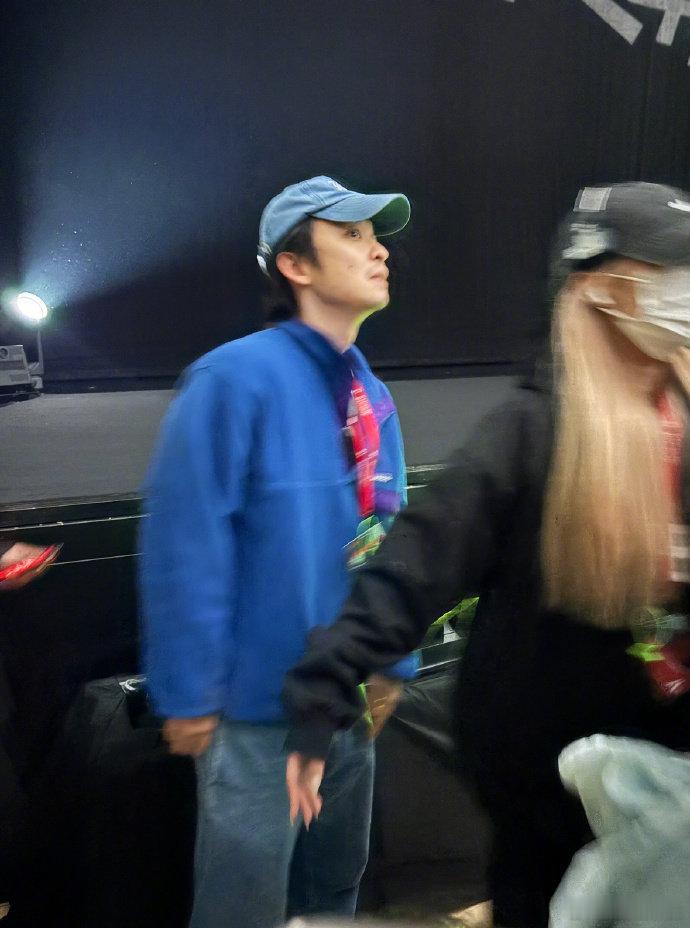 董子健去看了王俊凯的话剧 董子健去看了王俊凯的话剧，细心的人就会发现他还穿了蓝色