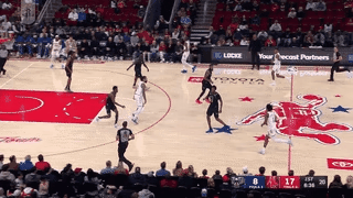 火箭配合很默契，杜兰特和阿们二人转，阿们汤普森双手暴扣




火箭打出出色配合