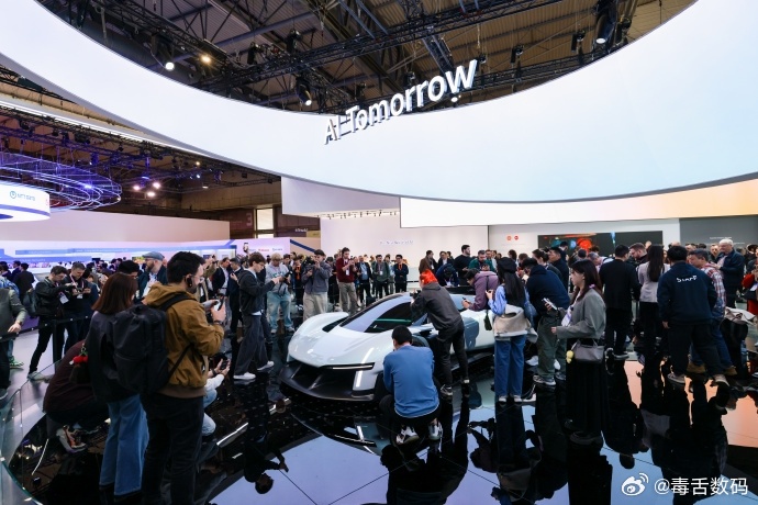 这次巴塞罗那MWC上，小米Vision GT真的给中国汽车狠狠长脸了，低趴的车身