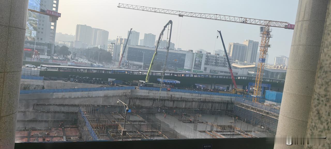 绵阳站前广场施工进入快车道，只是不知道以后出站是不是直接到地下停车场，如是，那这