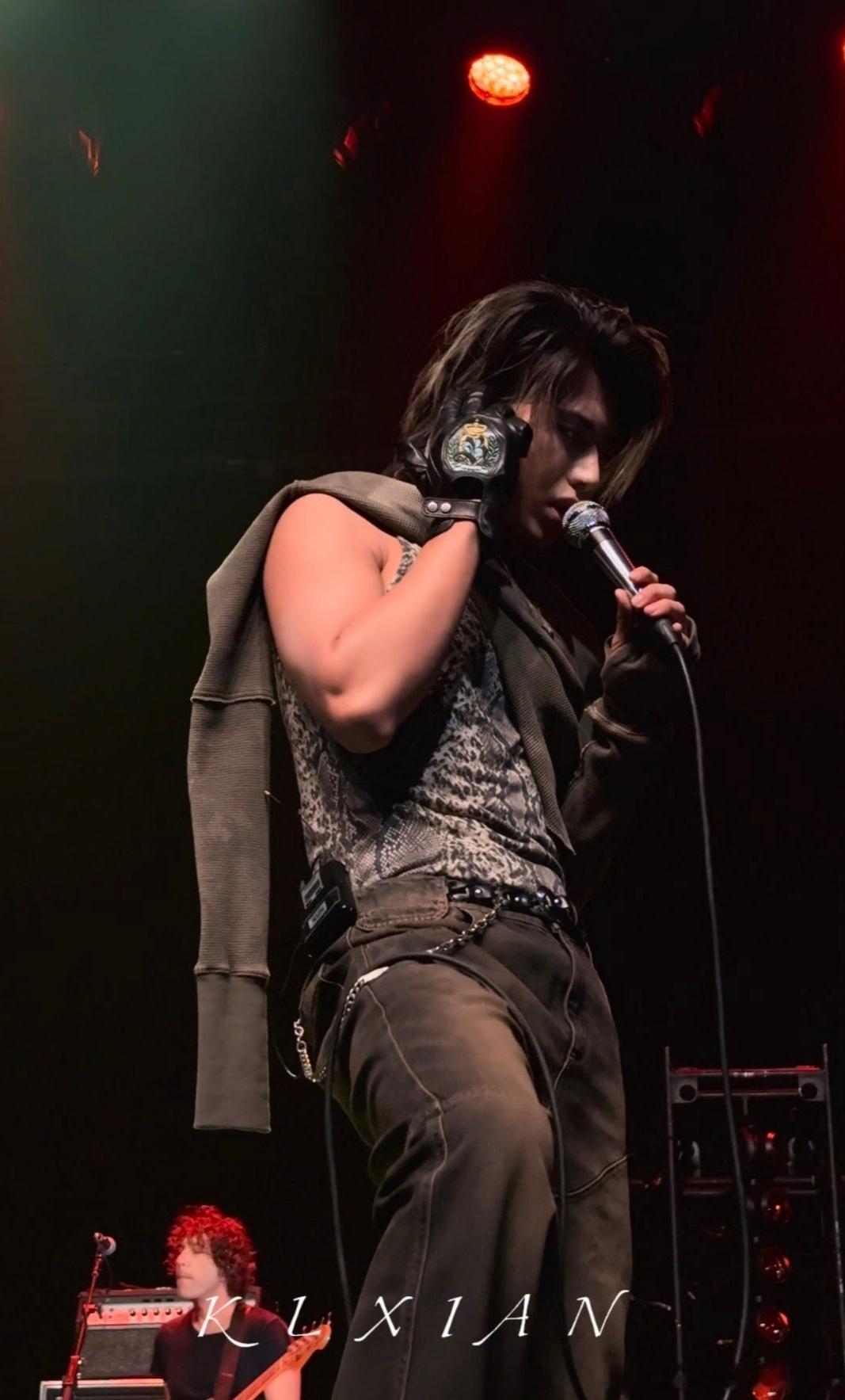 谁教蔡徐坤这样穿衣服的拜托造型师多复刻这类造型！蔡徐坤这身巡演穿搭太绝，冷调蛇纹