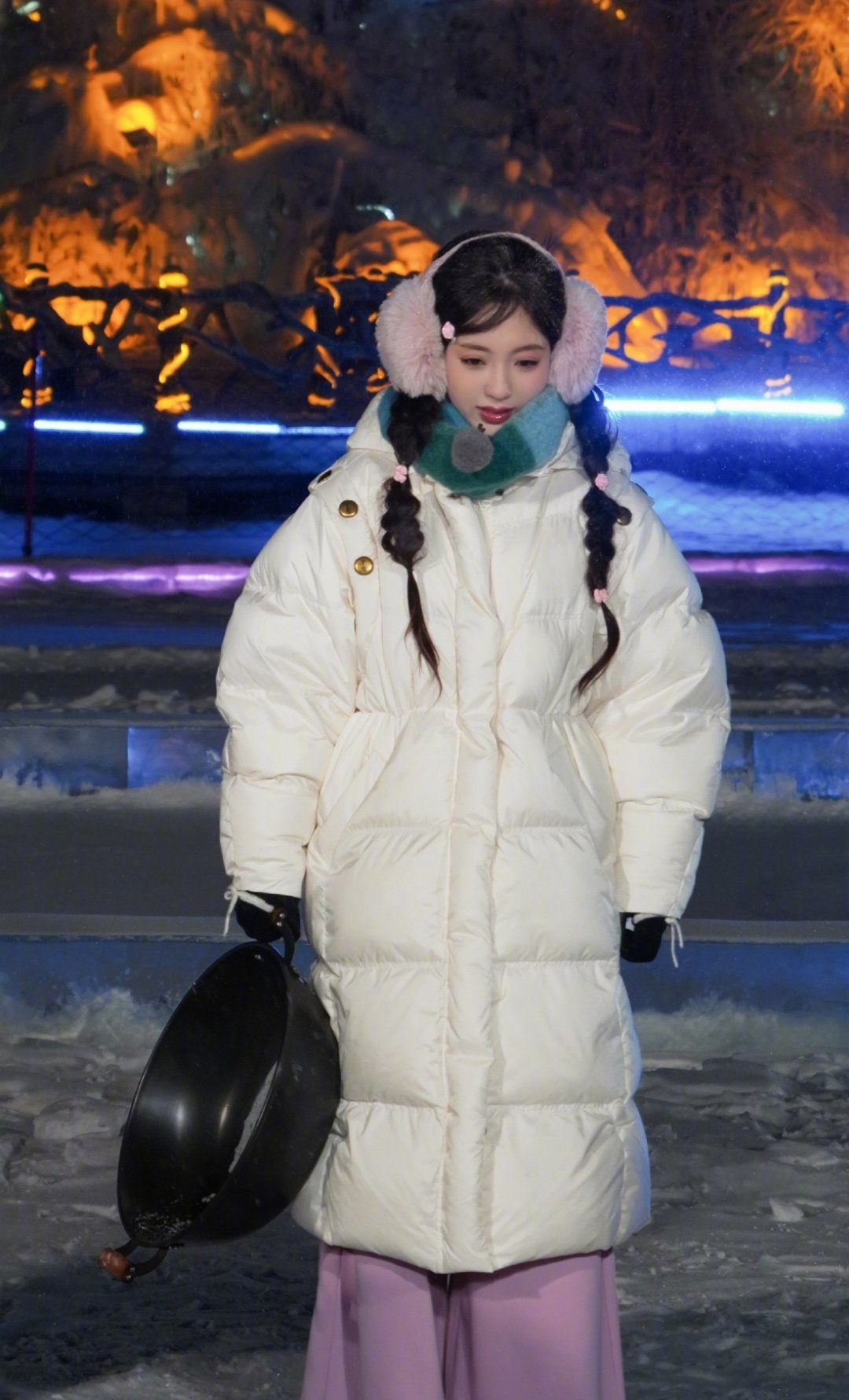 邢菲这个铁锅好不好玩看你坐在铁锅中好大一种违和感