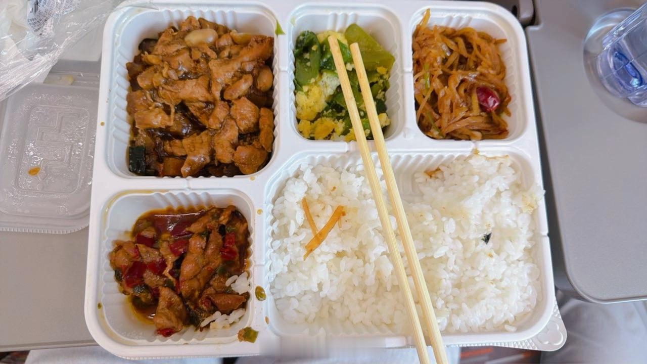 高铁🚄上车点的盒饭，真的是又贵又"好吃"，真的～大家记得尝试一下 滁州
