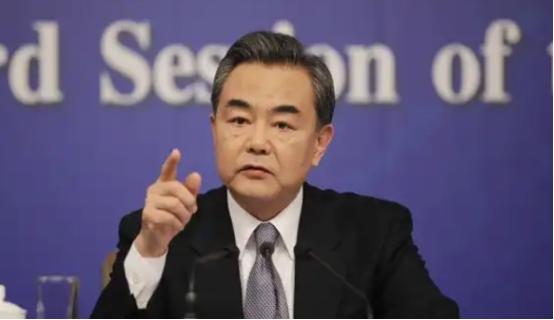 中方准备迎战，美逼中国缴罚金，开口价就是1750亿，王毅反将一军！美国这回是真不