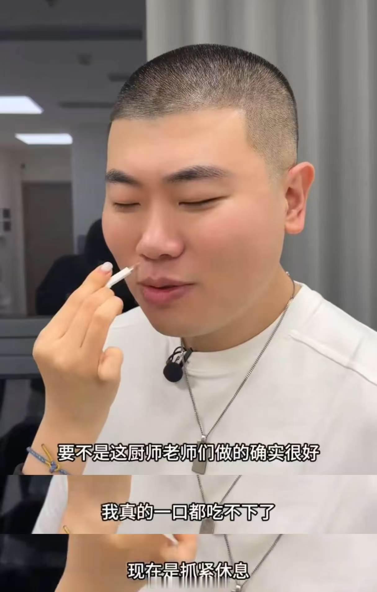 天才厨人们把吕严吃服了 吕严在《天才厨人》里被美食“撑”到服软，宣布“食不严停”