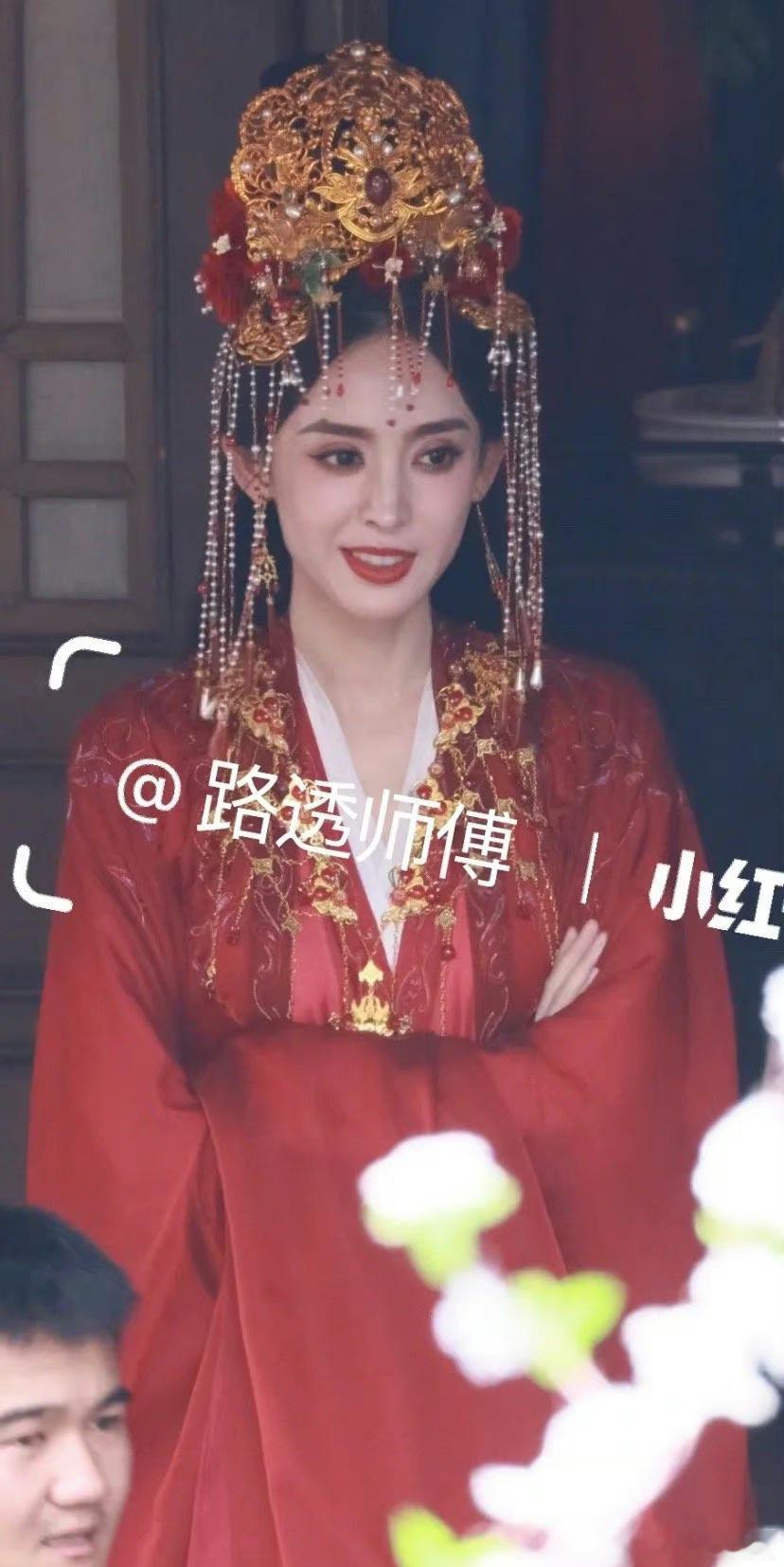 古力娜扎也有明显老的迹象了，法令纹都出来了，眼眶看着也凹陷了 ​​​